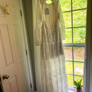 “Lyra White Gently Swaying Gown”. Never worn, tags intact. Size 12/14
